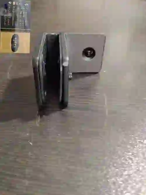 بست شیشه به دیوار